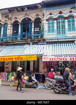 Fabric Geschäfte im französischen Kolonialstil, Geschäftshäuser in Ho Chi Minh City, Vietnam. Stockfoto