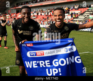 Von Wigan Athletic Nathan Byrne (rechts) und Cheyenne Dunkley feiern ihre Seiten Förderung an der EFL-Meisterschaft während der Sky Bet League ein Spiel in Highbury Stadion, Fleetwood. Stockfoto