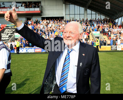 Von Wigan Athletic Inhaber David Whelan feiert seine Seiten Förderung an der EFL-Meisterschaft während der Sky Bet League ein Spiel in Highbury Stadion, Fleetwood. Stockfoto