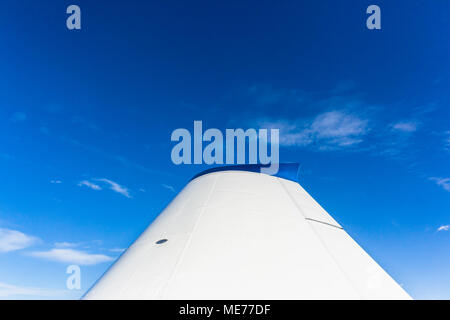 Kleine Flugzeuge prop Flugzeug Flügel in blauer Himmel, Cockpit Ansicht Stockfoto