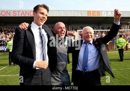 Von Wigan Athletic Manager Paul Koch (Mitte) feiert seine Seiten Förderung an der EFL-Meisterschaft mit Vorsitzenden David Scharf (links) und Eigentümer David Whelan während der Sky Bet League ein Spiel in Highbury Stadion, Fleetwood. Stockfoto