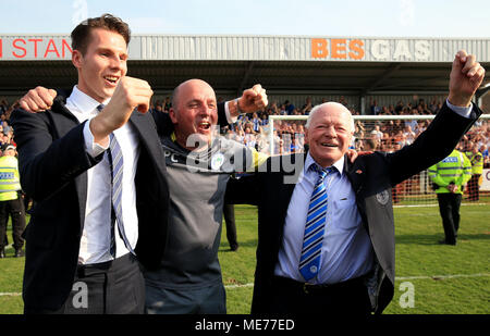 Von Wigan Athletic Manager Paul Koch (Mitte) feiert seine Seiten Förderung an der EFL-Meisterschaft mit Vorsitzenden David Scharf (links) und Eigentümer David Whelan während der Sky Bet League ein Spiel in Highbury Stadion, Fleetwood. Stockfoto