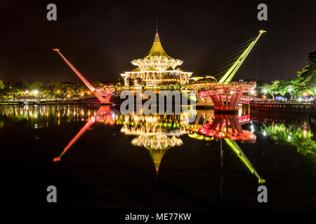 Darul Hana Brücke oder Goldene Brücke über den Fluss Sarawak nachts in der Stadt Kuching Sarawak Malaysia Insel Borneo Stockfoto