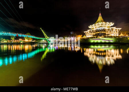 Darul Hana Brücke oder Goldene Brücke über den Fluss Sarawak nachts in der Stadt Kuching Sarawak Malaysia Insel Borneo Stockfoto