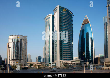 Blick auf die Alfardan Türme Twin Wolkenkratzer befindet sich in West Bay Doha bedeckt mit Bildern von der regierenden Al Thani Emir von Katar Stockfoto