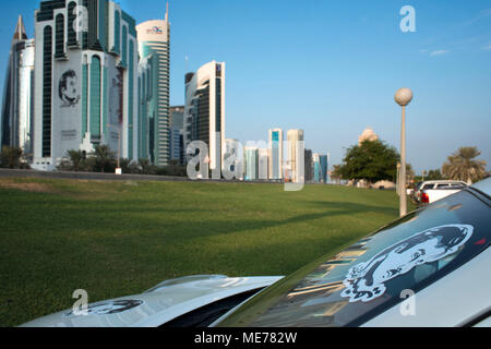 Bilder von Scheich Tamim Bin Hamad Al Thani Emir von Katar in Doha im Auto, viele unterzeichnet, die Unterstützung für die Regierung, während der Golfkrise. Stockfoto
