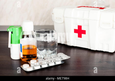 Home Medizin und Medikamente sind auf dem Tisch Stockfoto