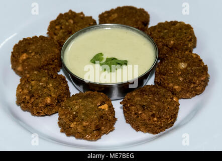 Falafelkugeln (TIKKI) mit Bohnenkraut Sauce - Middle Eastern Food - libanesische Küche in Dschibuti East Africa Stockfoto