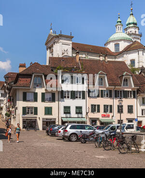 Solothurn, Schweiz - 19 Juli, 2013: ein Platz im historischen Teil der Stadt Solothurn, die Türme der berühmten St. Ursus Kathedrale. Die Stadt Stockfoto