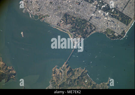 Ein Blick auf die Golden Gate Bridge in San Francisco, Kalifornien von der NASA die Internationale Raumstation während der Expedition 13 Mission 6.August 2006 im Erdorbit gesehen. (Foto von der NASA über Planetpix) Stockfoto