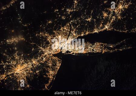 Ein Blick auf die Lichter der Stadt in der Nacht im nordöstlichen Vereinigten Staaten einschließlich New York City als von der NASA die Internationale Raumstation Januar 10, 2017 in der Erdumlaufbahn. (Foto von der NASA über Planetpix) Stockfoto