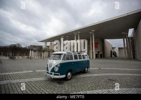 Ein 1966 Modell Volkswagen Microbus vor der Kunst Museum Bonn, Nordrhein-Westfalen, Deutschland. Stockfoto