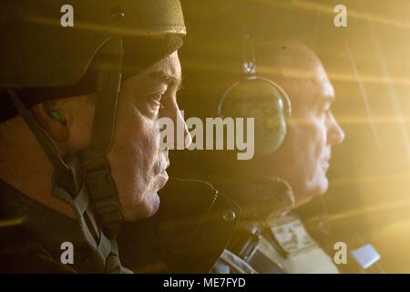 United Service Organisationen (USO) Präsident und CEO von J.D. Crouch (links) und US-amerikanischen Generalstabs Vorsitzender Joseph Dunford einen Hubschrauber in die Vorwärts-Operating Base Blitz für die USO Holiday Tour zum 24. Dezember 2017 in der Nähe von Gardez, Afghanistan fahren. (Foto von Dominique A. Pineiro über Planetpix) Stockfoto