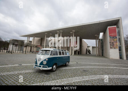 Ein 1966 Modell Volkswagen Microbus vor der Kunst Museum Bonn, Nordrhein-Westfalen, Deutschland. Stockfoto