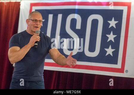 Professionelle Küchenchef Robert Irvine führt für die US-Soldaten während der USO Holiday Tour 26 Dezember, in Powidz, Polen 2017. (Foto von Dominique A. Pineiro über Planetpix) Stockfoto