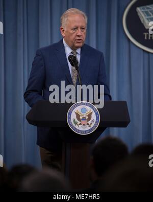 Us-Staatssekretär für Politische Angelegenheiten Thomas Shannon spricht während einer Pressekonferenz auf der Nuclear Posture Review im Pentagon Februar 2, 2018 in Washington, DC. (Foto von Kathryn E. Holm über Planetpix) Stockfoto