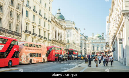 Mit Blick auf die Piccadilly Circus London Stockfoto