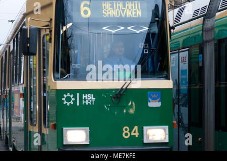 Die Straßenbahnlinie 6 T vorbei. Der Marktplatz Kauppatori in Helsinki Finnland Europa Stockfoto