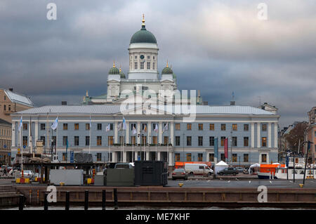 Vor Helsinki Rathaus Gebäude und Virka Galerie Zurück lutherischen Kathedrale von Helsinki Finnland Stockfoto