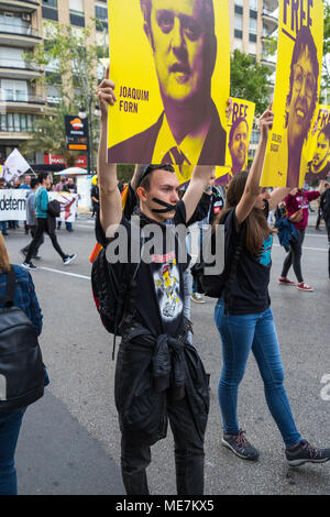 Valencia, Spanien: 21. April 2018 - Vertikale Foto eines jungen männlichen Demonstrant marschieren in eine Demonstration zur Unterstützung der Getöteten und im Exil für die Stockfoto