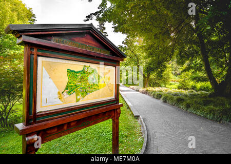 Verbania, Italien, 23. Mai 2017 - ein hölzernes Schild zeigt an, dass die Karte von der berühmten Italienischen botanische Garten der Villa Taranto in Verbania - Pallanza in Piedm Stockfoto