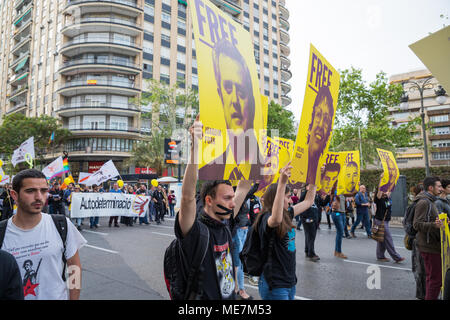 Valencia, Spanien: 21. April 2018 - Weite Einstellung von Demonstranten an einer Demonstration zur Unterstützung der Getöteten und im Exil marschieren für ihre Unterstützung der Stockfoto