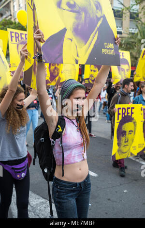 Valencia, Spanien: 21. April 2018 - Junge Frau in eine Demonstration zur Unterstützung der Getöteten und im Exil marschieren für ihre Unterstützung der Linken mov Stockfoto