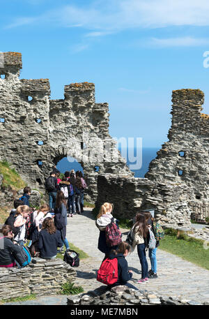 Studenten aus dem Ausland Besucher auf Burg Tintagel in Cornwall, England, Großbritannien, Großbritannien, Stockfoto