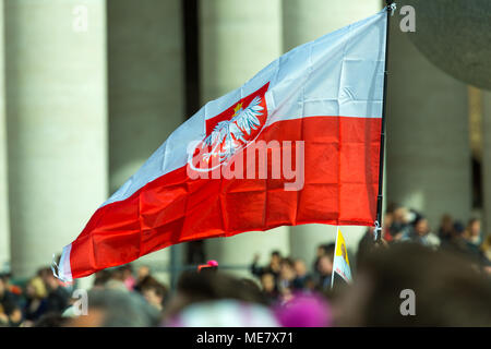 Vatikan Vatikan - 22. Februar 2015: eine Menschenmenge sammelt in der St. Peter's Square, während jemand Wellen eine polnische Flagge in der Sonne. Stockfoto