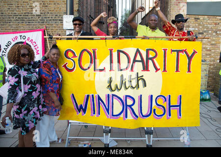 London UK 20 April 2018 Demonstranten Plakate während eines Protestes in Unterstützung der Windrush generation in Windrush Square, Brixton halten. Stockfoto