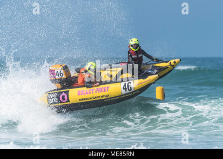 Newquay, Cornwall, England. 21. April 2018. ThunderCat Racing UK hat auf der ganzen Welt berühmten Fistral Beach in Newquay für Runde 3 & 4 Der 2018 ThunderCat Racing Meisterschaften zurück. Spektakuläre Luftaufnahmen Aktion als einige der 4 m aufblasbare Boote Schlagen der Brandung und erreichen Höhen von 20 + ft in der Luft. Gordon Scammell/Alamy leben Nachrichten Stockfoto