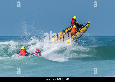 Newquay, Cornwall, England. 21. April 2018. ThunderCat Racing UK hat auf der ganzen Welt berühmten Fistral Beach in Newquay für Runde 3 & 4 Der 2018 ThunderCat Racing Meisterschaften zurück. Spektakuläre Luftaufnahmen Aktion als einige der 4 m aufblasbare Boote Schlagen der Brandung und erreichen Höhen von 20 + ft in der Luft. Gordon Scammell/Alamy leben Nachrichten Stockfoto