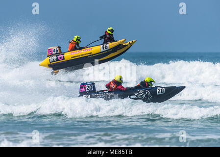 Newquay, Cornwall, England. 21. April 2018. ThunderCat Racing UK hat auf der ganzen Welt berühmten Fistral Beach in Newquay für Runde 3 & 4 Der 2018 ThunderCat Racing Meisterschaften zurück. Spektakuläre Luftaufnahmen Aktion als zwei der 4 m aufblasbare Boote rennen und Schlagen der Brandung erreichen Höhen von 20 + ft in der Luft. Gordon Scammell/Alamy leben Nachrichten Stockfoto