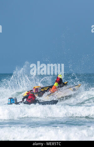 Newquay, Cornwall, England. 21. April 2018. ThunderCat Racing UK hat auf der ganzen Welt berühmten Fistral Beach in Newquay für Runde 3 & 4 Der 2018 ThunderCat Racing Meisterschaften zurück. Explosive action wie 4m aufblasbare Boote punch Obwohl das Surfen. Gordon Scammell/Alamy leben Nachrichten Stockfoto