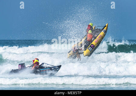 Newquay, Cornwall, England. 21. April 2018. ThunderCat Racing UK hat auf der ganzen Welt berühmten Fistral Beach in Newquay für Runde 3 & 4 Der 2018 ThunderCat Racing Meisterschaften zurück. Spektakuläre Luftaufnahmen Aktion als einige der 4 m aufblasbare Boote Schlagen der Brandung und erreichen Höhen von 20 + ft in der Luft. Gordon Scammell/Alamy leben Nachrichten Stockfoto