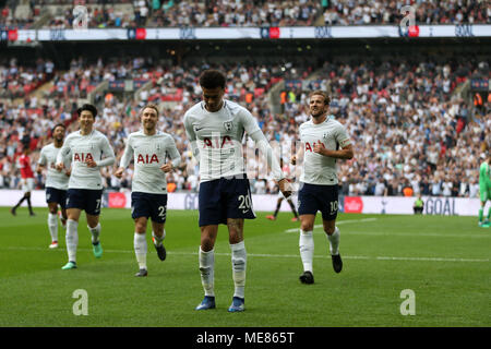 London, Großbritannien. 21. April 2018. London, Großbritannien. 21. April 2018. Dele Alli von Tottenham Hotspur © feiert, nachdem er zählt seine Mannschaften 1. Ziel. Die Emirate FA Cup semi final Match, Manchester Utd v Tottenham Hotspur im Wembley Stadion in London am Samstag, 21. April 2018. Dieses Bild dürfen nur für redaktionelle Zwecke verwendet werden. Nur die redaktionelle Nutzung, eine Lizenz für die gewerbliche Nutzung erforderlich. Keine Verwendung in Wetten, Spiele oder einer einzelnen Verein/Liga/player Publikationen. pic von Andrew Obstgarten/Andrew Orchard sport Fotografie/Alamy leben Nachrichten Stockfoto