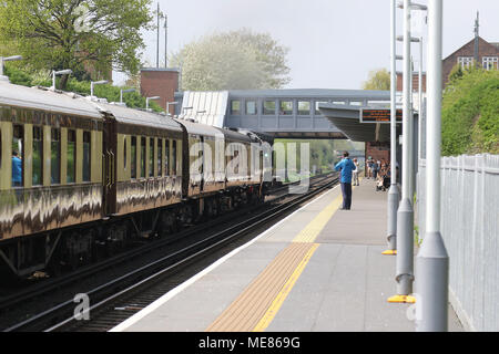 London, Großbritannien. 21. April 2018. British Railways Handelsmarine Klasse 35028 Clan Leitung Dampflokomotive, Whitton Station, London, UK, 21. April 2018, Foto von Richard Goldschmidt, 35028 Clan Leitung handelt es sich um eine Hauptleitung kohlegefeuerte dampflokomotive The Eastleigh Works 1948 erbaut. Während der Atlantische Küste Express 1961, es war inoffiziell bei 104 km/h vorbeifahrenden Axminster überschritten. Am 2. Juli 1967, Clan Linie gezogen, eine 'besondere' Abschied von Waterloo nach Bournemouth und zurück Ende der britischen Eisenbahn Karriere. Credit: Rich Gold/Alamy leben Nachrichten Stockfoto