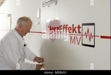 20 April 2018, Deutschland, Rostock: Arzt Hermann Dittrich tritt in den Care Center von Pilotprojekt" herzeffekt" (Lit. 'Herz'). Das Projekt wird die Prüfung der neuen Telemedizin Herzkrankheit Patienten in ländlichen Gebieten zu behandeln. Foto: Bernd Wüstneck/dpa Quelle: dpa Picture alliance/Alamy leben Nachrichten Stockfoto