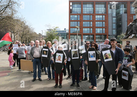 Manchester, Großbritannien. 21. April 2018. Pro-palästinensischen Demonstranten in Piccadilly Gardens Särge mit Fotos von einigen der in Gaza, Manchester, 21. April 2018 (C) Barbara Cook/Alamy Leben Nachrichten getötet gesammelt Stockfoto