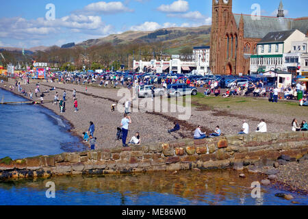 Schottland, Großbritannien. 21. April 2018. Belebten Promenade und Strand in Largs, Ayrshire, Schottland, wie Leute ein Tag an der Küste genießen. Credit: PictureScotland/Alamy leben Nachrichten Stockfoto