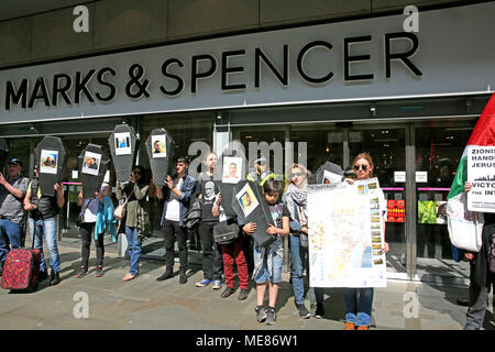 Manchester, Großbritannien. 21. April 2018. Pro-palästinensischen Demonstranten vor Marks und Spencer, die sie sagen, unterstützt Israel, Manchester, 21. April 2018 (C) Barbara Cook/Alamy leben Nachrichten Stockfoto