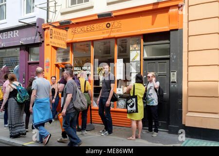 London, Großbritannien. 21. April 2018. Schallplatte Sammler und Enthusiasten feiern Record Store Day in der Soho Gegend von Central London, UK Stockfoto