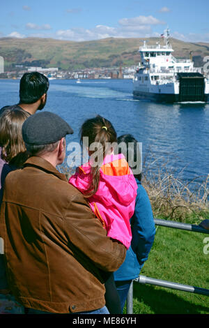 Schottland, Großbritannien. 21. April 2018. Familien beobachten und die Ankunft der Calmac Fähre in Ayrshire, Schottland, die Sie Verkehr wird von der Insel Cumbrae auf dem Festland zu Largs warten. Credit: PictureScotland/Alamy leben Nachrichten Stockfoto