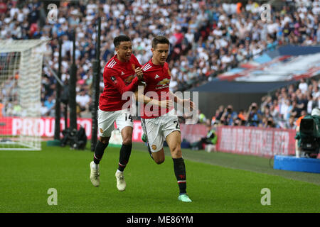 London, Großbritannien. 21. April 2018. London, Großbritannien. 21. April 2018. Ander Herrera von Manchester Utd® feiert mit Jesse Lingard, nachdem er zählt seine Mannschaften 2. Ziel. Die Emirate FA Cup semi final Match, Manchester Utd v Tottenham Hotspur im Wembley Stadion in London am Samstag, 21. April 2018. Dieses Bild dürfen nur für redaktionelle Zwecke verwendet werden. Nur die redaktionelle Nutzung, eine Lizenz für die gewerbliche Nutzung erforderlich. Keine Verwendung in Wetten, Spiele oder einer einzelnen Verein/Liga/player Publikationen. pic von Andrew Obstgarten/Andrew Orchard sport Fotografie/Alamy leben Nachrichten Stockfoto