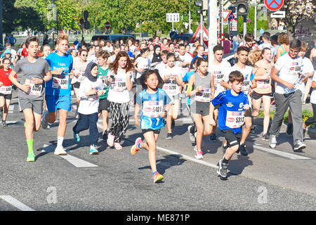 Wien, Österreich. April 21, 2018. AthleticsState Meisterschaften 10 km Straße Ausführung als Teil des Vienna City Marathon von der Wiener Prater mit dem Burgtheater. Bild zeigt die SanLucar Kinder über 2 km und die GETMOVIN jugendlich Run über 5 km Credit: Franz Perc/Alamy leben Nachrichten Stockfoto