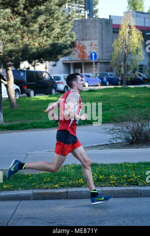 Wien, Österreich. April 21, 2018. AthleticsState Meisterschaften 10 km Straße Ausführung als Teil des Vienna City Marathon von der Wiener Prater mit dem Burgtheater. Bild zeigt Andreas Vojta Sieger bei Hervis Wien 10 K. Quelle: Franz Perc/Alamy leben Nachrichten Stockfoto