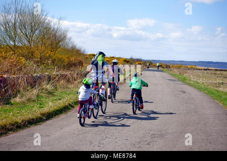 Schottland, Großbritannien. 21. April 2018. Familien genießen, Radfahren rund um die Insel Cumbrae in Ayrshire, Schottland. Credit: PictureScotland/Alamy leben Nachrichten Stockfoto