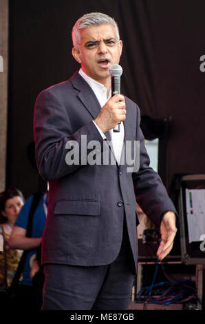 London, UK, 21. April 2018 Sadiq Khan, Bürgermeister von London, eröffnet die Veranstaltung. Fest des Hl. Georg, St George's Tag feiern auf dem Trafalgar Square. Credit: JOHNNY ARMSTEAD/Alamy leben Nachrichten Stockfoto