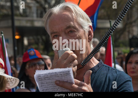 London, Großbritannien. 21. April 2018. Dirk Campbell, der Vater von Anna Campbell, eine britische Freiwillige getötet Kämpfen für Afrin in den Kurdischen YPJ spricht an die Armenier Konferenz über London von Marble Arch, das ehrenmal am Beginn einer Reihe von Veranstaltungen zum Gedenken an den 103. Jahrestag des Beginns des Völkermordes an den Armeniern zu marschieren. Sie fordern die UK die Leitung vieler anderer Länder zu folgen und den Völkermord an den Armeniern anzuerkennen. Credit: Peter Marschall/Alamy leben Nachrichten Stockfoto
