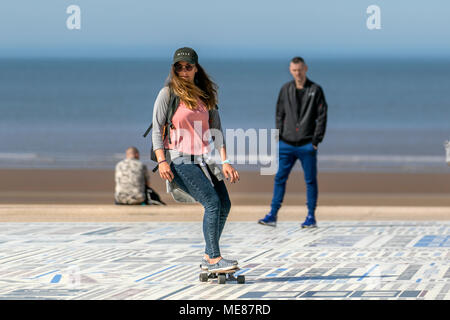 Frau beim Schlittschuhlaufen auf dem Comedy-Bürgersteig in Blackpool, Großbritannien. April 2018. Sonniger Start in den Tag an der Fylde Coast, da die Nordwestküste diese Woche die heißesten Temperaturen erlebt. Quelle: MediaWorldImages/AlamyLiveNews Stockfoto